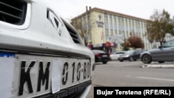 Një makinë me regjistrim serb në Mitrovicën e Veriut më 2022. Atëkohë, autoritetet e Kosovës dhe Serbisë kërkonin vendosjen e letrave ngjitëse për fshehjen e simboleve shtetërore të njëra-tjetrës.