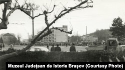 Una dintre rarele imagini ale revoltei muncitorești din 1987, de la Brașov, soldată cu sute de arestări și zeci de deportări. Protestul a pornit din curtea întreprinderii de autocamioane Steagul Roșu, după ce muncitorii au primit doar jumătate din banii cuveniți la salariu.