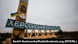 За даними місцевої влади, від ранку російська артилерія завдала ударів по Херсону, Степанівці та Чорнобаївці, є загибла, ще 13 людей поранені 