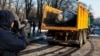 Демонтаж и вывоз памятника Ватутину в Киеве. 9 февраля 2023 года