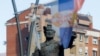 Një flamur i Serbisë në një shtyllë pranë shtatores së Car Llazarit në Mitrovicën e Veriut. Fotografi nga arkivi.