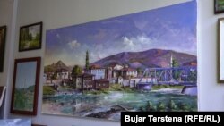 Piktura e Shyqri Çelikut që tregon pamjen e vjetër të qytetit të Mitrovicës, para se të ndahej në ato që tani njihen si Mitrovica e Jugut dhe Mitrovica e Veriut.