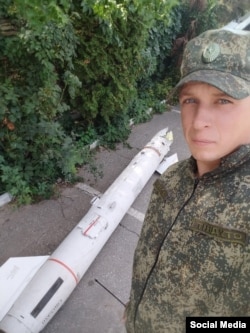 Басып алынган Херсон аймагындагы орусиялык жоокер жана HARM радарга каршы ракетасы. 2022-жыл.