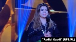 فریبا حیدري، د دغه مستند مرکزي لوبغاړې د جایزې اخیستو پر مهال 