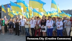 2018-жылы тартылган сүрөт. Попасная шаарында Украинанын эгемендик күнү белгиленүүдө.