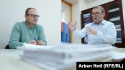 Mustafë Nila, drejtor i Kadastrës në Pejë, dhe Argjent Lleshi, zyrtar ligjor në Drejtorinë e Kadastrës.