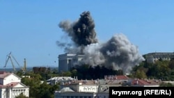 Ukrayına Silâlı quvetleriniñ raketa ücüminden soñ Aqyardaki Rusiye Qara deñiz flotunıñ ştabı üzerinde tuman, 2023 senesi sentâbrniñ 22-si