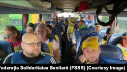 Reprezentanți ai Federației Solidaritatea Sanitară în drum spre București la unul din protestele precedente. 