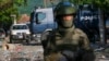 Войник от многонационалните сили на НАТО в Северно Косово - КФОР (KFOR) в района на кметството в Звечан