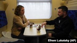 Президент Украины Владимир Зеленский во время интервью The Associated Press в поезде, следующем из Сумской области в Киев, 28 марта 2023 года