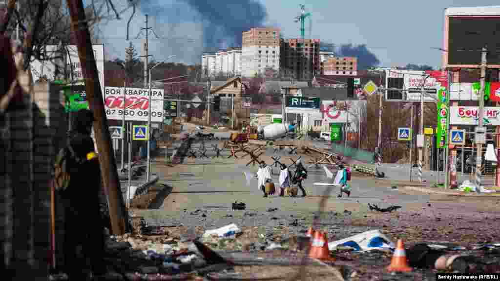 Жители Бучи и Ирпеня бегут из своих городов. 11 марта 2022 года. 