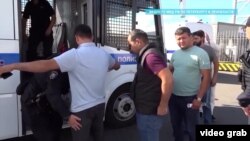 Орусияда полиция кармап бараткан мигранттар.