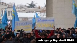 Aqmescitte Qırım parlamentiniñ binası yanında separatistlerge qarşı miting. Qırım, 2014 senesi fevralniñ 26-sı