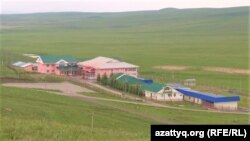 Үч-Коңур сыртындагы медресенин мурдагы имараты. Мүлк Сатыбалдынын “аялы” Асел Бахтияр кызына катталган. Алматы облусу, 2023-жыл, 23-май.