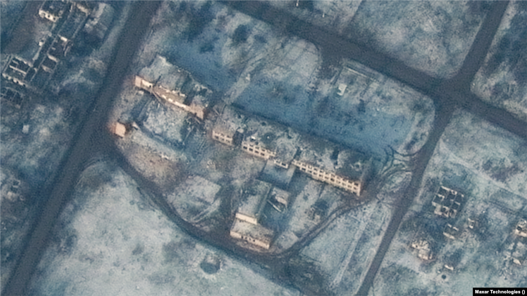 Донецк облусундагы Покровск айылы 2022-жылы жай айларында орус аскерлери тарабынан оккупацияланган. Экинчи сүрөттөн айылдагы турак жайлар жана жалгыз мектептин кыйраганын көрүүгө болот.