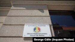 Oficiul Național pentru Jocuri de Noroc (ONJN) a fost înființat în 2013 și are ca atribiții principale coordonarea aplicării legilor în domeniu, autorizarea desfășurării de astfel de activități, dar și monitorizarea lor. Gestionează și un fond de „Joc responsabil”.