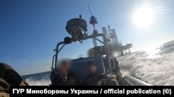 Украинский военный катер приближается к одной из захваченных Россией буровых платформ в Черном море, август-сентябрь 2023 года
