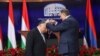 Kryeministri i Hungarisë, Viktor Orban (majtas), duke e pranuar çmim shtetëror nga Millorad Dodik, lideri i Republikës Sërpska, në Banja Llukë, Bosnje, 5 prill 2024.