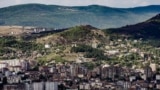 Fotografi nga arkivi e Mitrovicës së Veriut, e banuar me shumicë serbe.