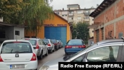 Radhë e makinave para Qendrës për Regjistrim në Mitrovicë të Veriut. 2 nëntor 2023.