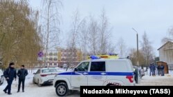 Брянскидеги гимназиянын айланасы курчоого алынды.