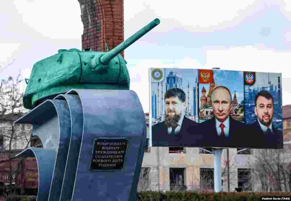 Билборд с изображением лидера Чечни Рамзана Кадырова (слева), президента России Владимира Путина (в центре) и Дениса Пушилина, главаря группировки &laquo;ДНР&raquo;, рядом с памятником &laquo;Ильичевцам, воинам-труженикам, создателям боевого щита родины&raquo; на территории металлургического комбината имени Ильича в Мариуполе, фото с 16 февраля 2023 года. Согласно отчету ООН, около 350 000 человек были вынуждены покинуть Мариуполь из-за войны. Численность населения города до войны насчитывала около 450 000 человек