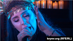 Jamala Hanenko adına Milliy sanat müzeyinde hayır kontsertinde çıqışta buluna. Kıyiv, 2022 senesi noyabrniñ 5-i