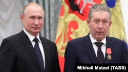 Ravil Maganov primind de la Vladimir Putin medalia și ordinul «Aleksadr Nevski» pentru funcția sa în fruntea Lukoil, pe 21 noiembrie 2019.  