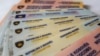 Letërnjoftime dhe patentë shoferë të lëshuar prej autoriteteve të Kosovës.