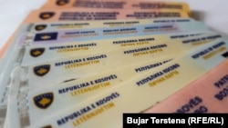 Letërnjoftime dhe patentë shoferë të lëshuar prej autoriteteve të Kosovës.