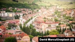 Românii care se gândesc cel mai frecvent la mutarea în localități mai mici leagă decizia de creșterea copiilor, plecarea acestora sau de ieșirea la pensie.