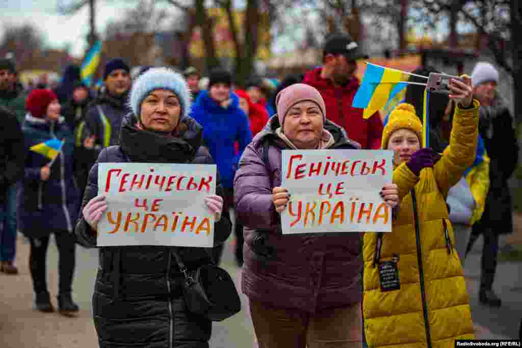 Ukraina destegine keçirilgen mitingge büyükler ve balalar keldi&nbsp;