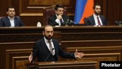 Глава МИД Армении Арарат Мирзоян выступает с трибуны парламента (архив)