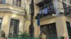 Украинский флаг привязан к пальме у старого дома в Батуми