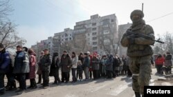 Mariupolda Rusiya əsgəri, 23 mart, 2022-ci il