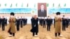 Туркман оқсоқоллари ва амалдорлари 2022 йил март ойида отаси ўрнига президент лавозимини эгаллаган Сардор Бердимуҳаммедов сурати олдида. «Озодлик» суҳбатдошларининг айтишича, Сардор ва Гурбангули Бердимуҳаммедовларнинг портретлари ҳамма жойда илинган.