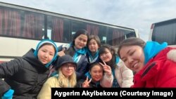Кыргызстандык окуучу кыздар. Алматы, Казакстан. 27-март, 2022-жыл. 
