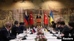 Орусия менен Украинанын делегациялары Стамбулдагы мурдагы сүйлөшүүсү. 29-март, 2022-жыл.