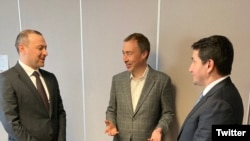 (Слева направо) Скретарь Совета безопасности Армении Армен Григорян,  спецпредставитель ЕС по Южному Кавказу и кризису в Грузии Тойво Клаар и помощник президента Азербайджана Хикмет Гаджиев. 