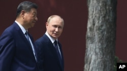 Президент РФ Владимир Путин (справа) и глава КНР Си Цзиньпин