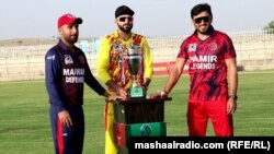 له ښي خوا: د پامیر لوبډلې مشر ګلبدین نایب، د هندوکش لوبډلمشر افسر ځاځی او د میوند ساتونکو مشر حشمت الله شهیدي تر سیالۍ مخکې له جام سره ولاړ دي - د مې اتمې انځور.