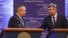 Actuala Coaliție de guvernare ar obține majoritatea și la viitoarele alegeri, PSD având prima șansă să câștige scrutinul. AUR înregistrează o nouă lună de scădere, fapt remarcat după începerea războiului din Ucraina. Imagine cu N. Ciucă (PNL) și Marcel Ciolacu (PSD)