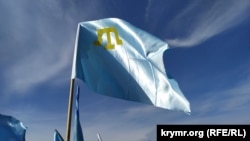 Крымскотатарский флаг, на котором изображена золотая тамга на фоне небесного цвета, был утвержден в 1917 году Первым Курултаем крымскотатарского народа.