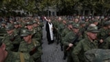 Священник благословляет мобилизованных на войну против Украины. Севастополь, сентябрь 2022 года