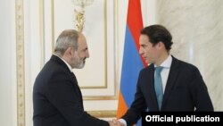 Премьер-министр Армении Никол Пашинян (слева) и специальный представитель генерального секретаря НАТО Хавьер Коломина Пирис, Ереван, 21 октября 2021 г.