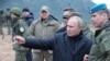 Президент России Владимир Путин (в центре) во время посещения военного полигона Западного военного округа, РФ