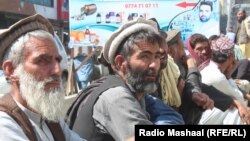 خوستوال وايي، د ډالرو پر وړاندې د افغانیو نرخ په ټیټیدو سره د غلو او نورو توکو بیې له نیمايي ډېرې لوړې شوې دي. انځور- ارشیف