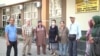 Вкладчики "Таджпромбанка" у здания Экономического суда г. Душанбе