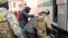 Сотрудники ФСБ проводят задержание подозреваемых по политическим статьям в аннесксрованном РФ Крыму. Симферополь, март 2019 года