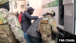 Сотрудники ФСБ проводят задержание подозреваемых по политическим статьям в аннесксрованном РФ Крыму. Симферополь, март 2019 года